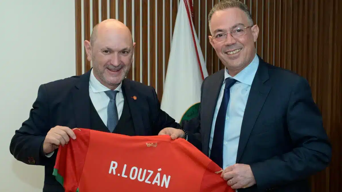 El presidente de la Real Federación Marroquí de Fútbol, Fouzi Lekjaa, con su homólogo español, Rafael Louzán