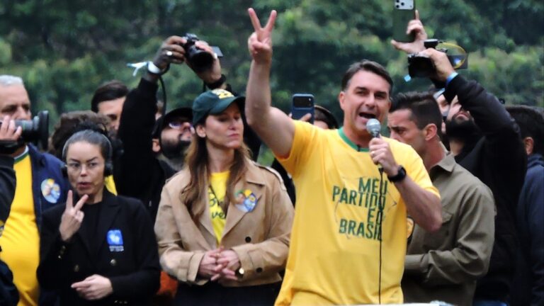 Flávio Bolsonaro débute avec un avantage sur Lula au deuxième tour