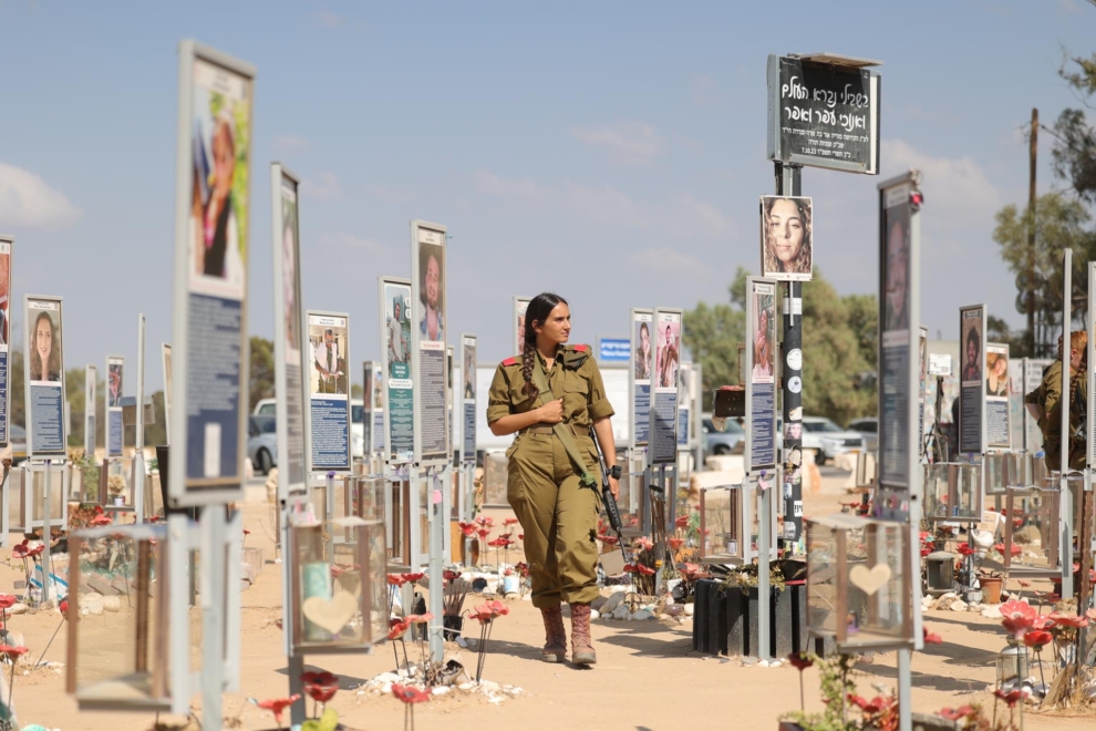 Un militaire visite un mémorial à la mémoire des victimes des attentats du 7 octobre