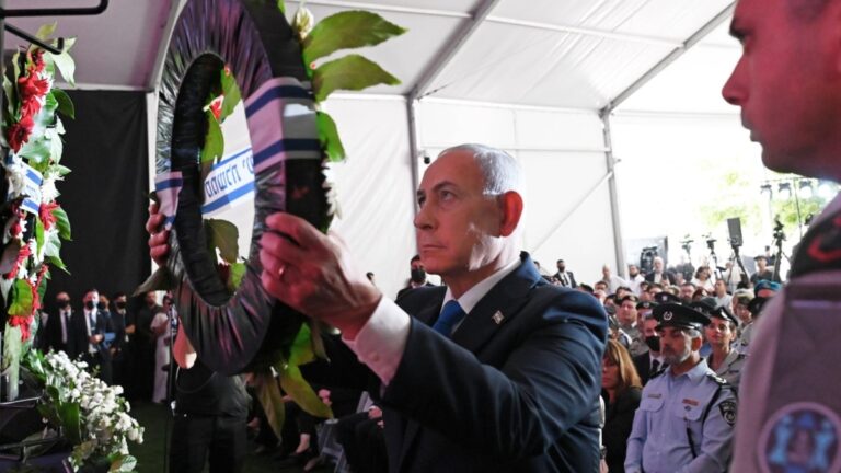 Netanyahu arrive au troisième anniversaire du 7 octobre entouré d'accusations selon lesquelles il était au courant de l'attaque du Hamas