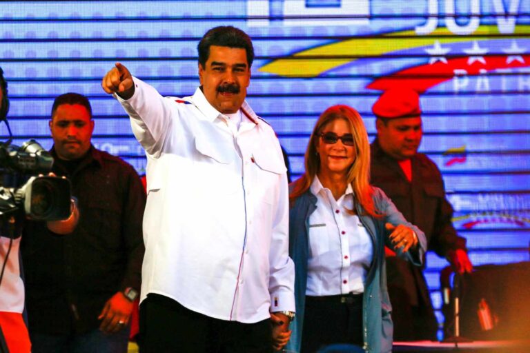 Les États-Unis ajoutent de nouvelles accusations contre Maduro et Cilia Flores pour torture et répression