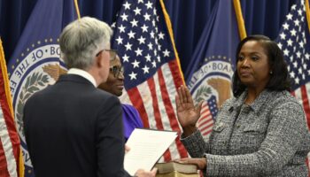 Trump crée un comité chargé d'enquêter sur la gouverneure de la Réserve fédérale, Lisa Cook, pour fraude hypothécaire présumée