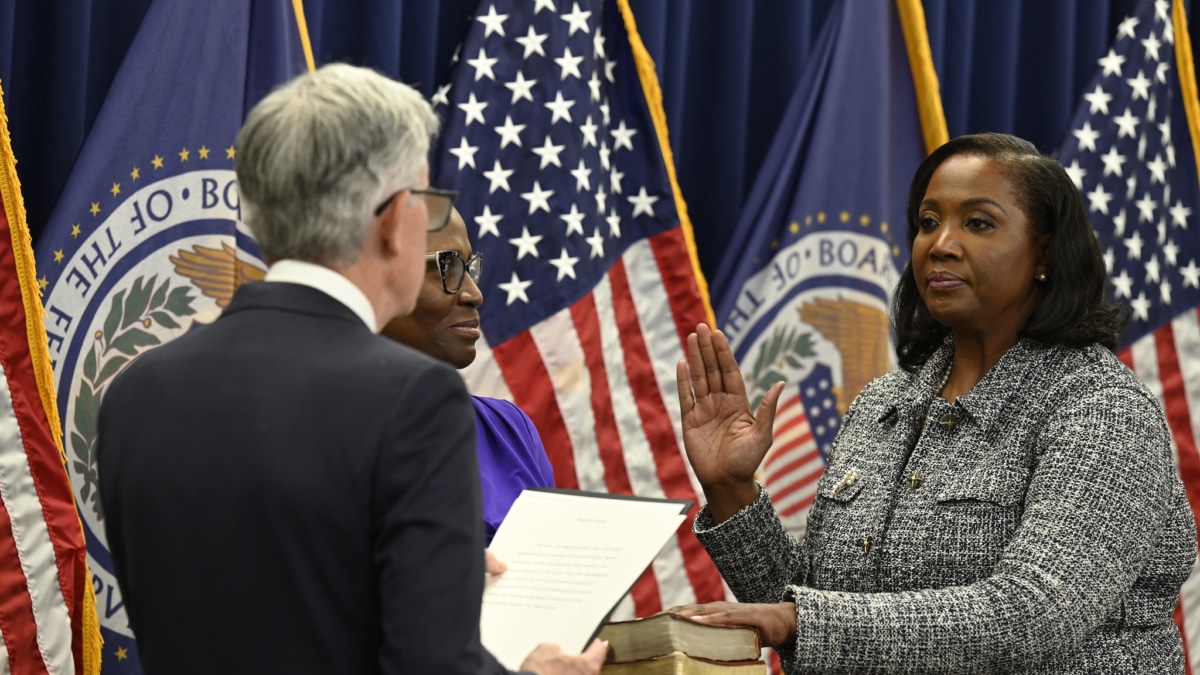 Lisa D. Cook jura su cargo como miembro de la Junta de Gobernadores de la Reserva Federal estadounidense en mayo de 2022.