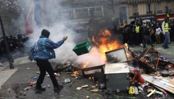 Les manifestations étudiantes et les violences de rue mettent le feu à la France