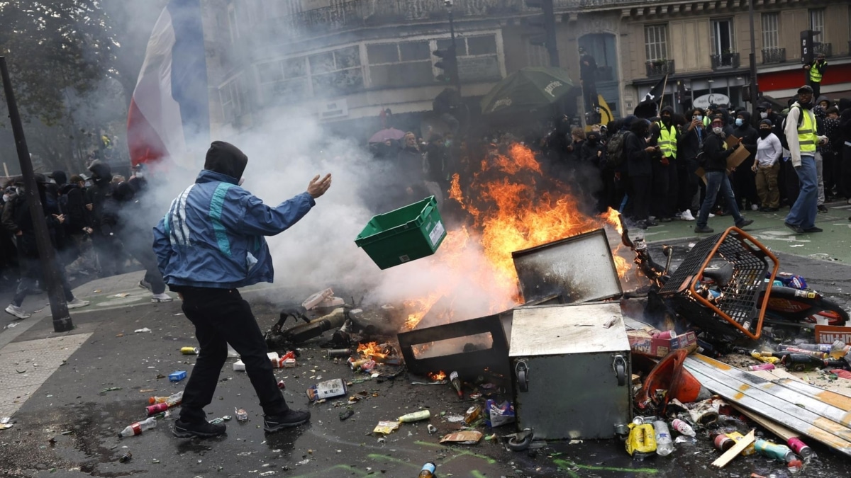 Les manifestations étudiantes et les violences de rue mettent le feu à la France