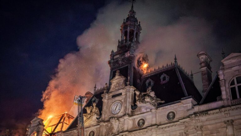 Manifestations en France : l'incendie de Limoges maîtrisé après les émeutes