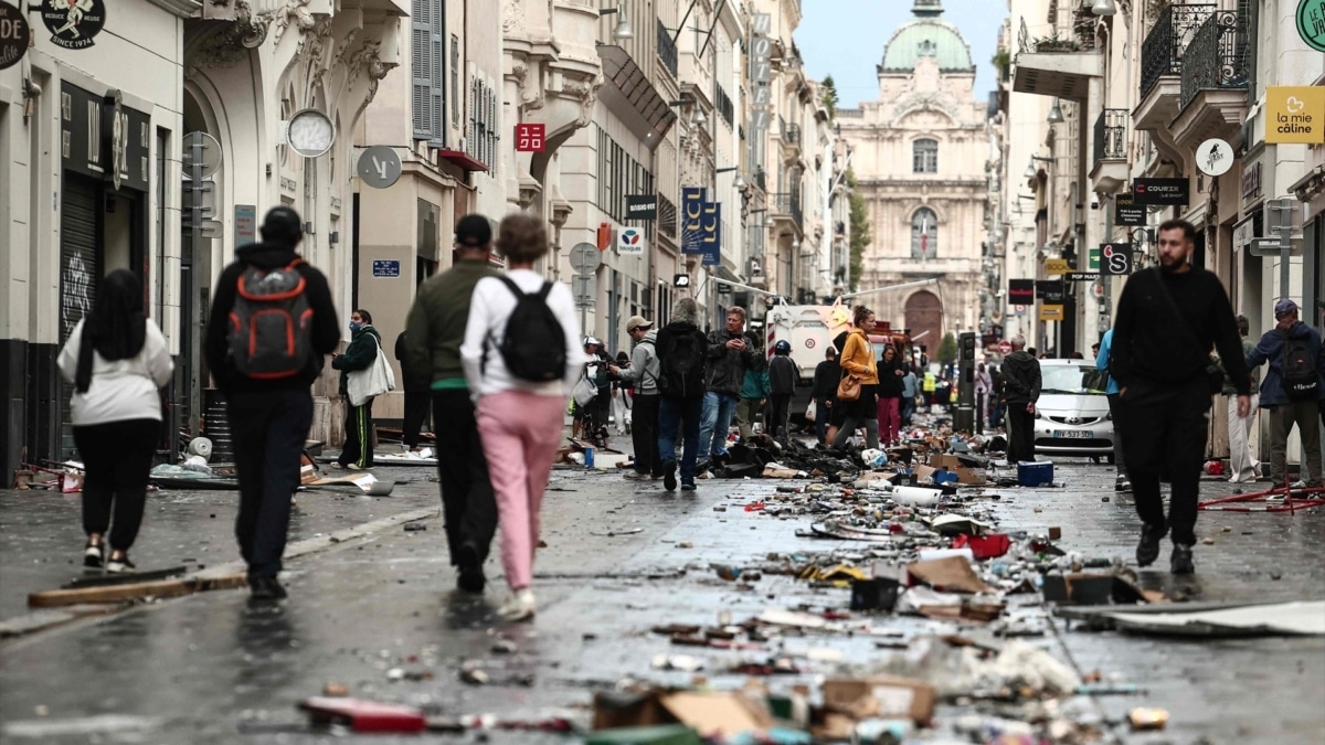 Destrozos por las protestas en Marsella.