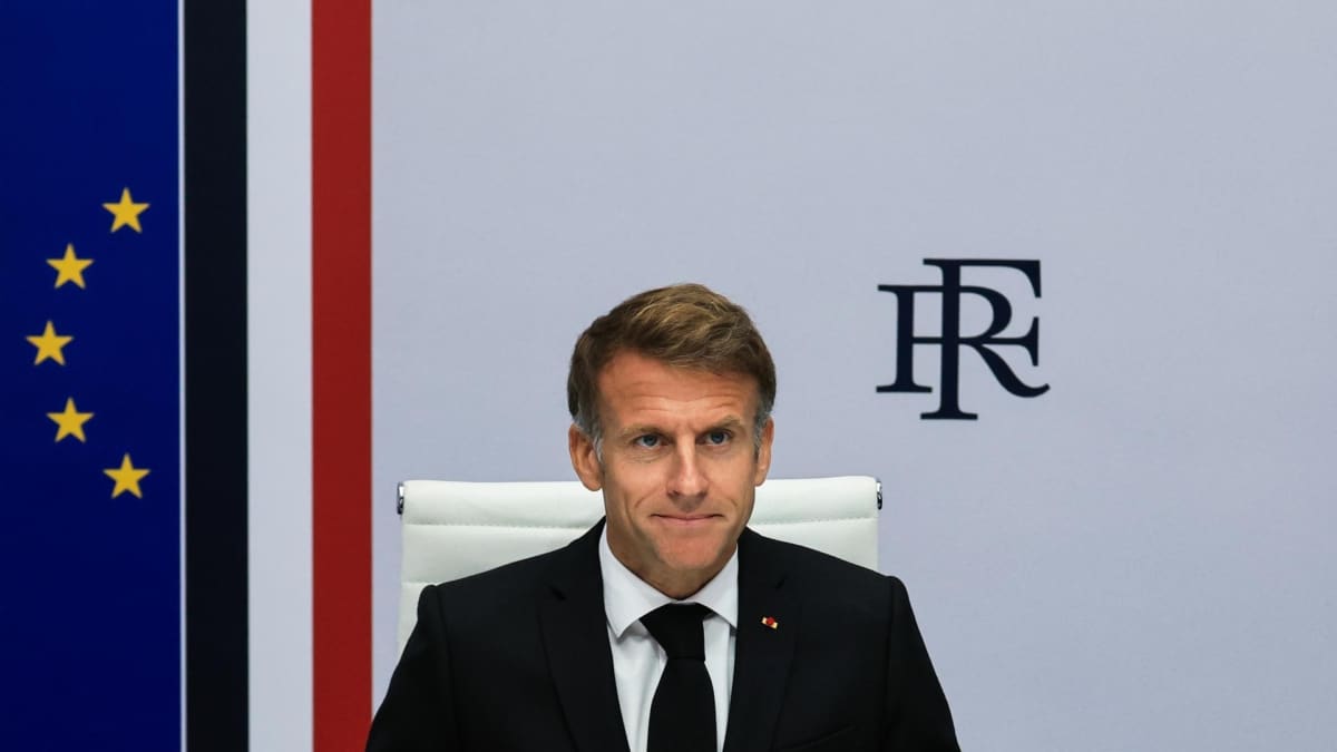 El presidente francés, Emmanuel Macron, encabeza una reunión de crisis con varios ministros y el jefe del gobierno, Sébastian Lecornu.