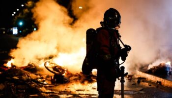 Paris décrète un couvre-feu nocturne dans plusieurs quartiers après des émeutes et des pillages