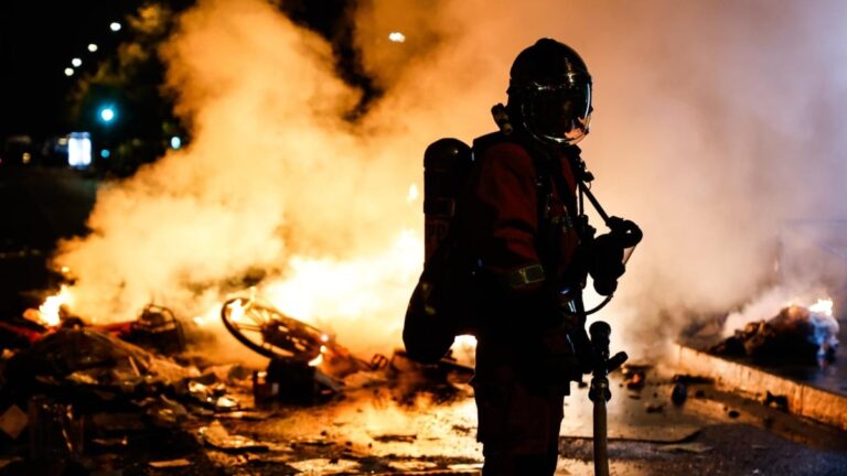 Paris décrète un couvre-feu nocturne dans plusieurs quartiers après des émeutes et des pillages