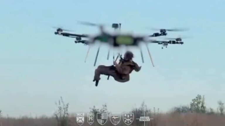 L'Ukraine évacue un soldat blessé au front avec un drone