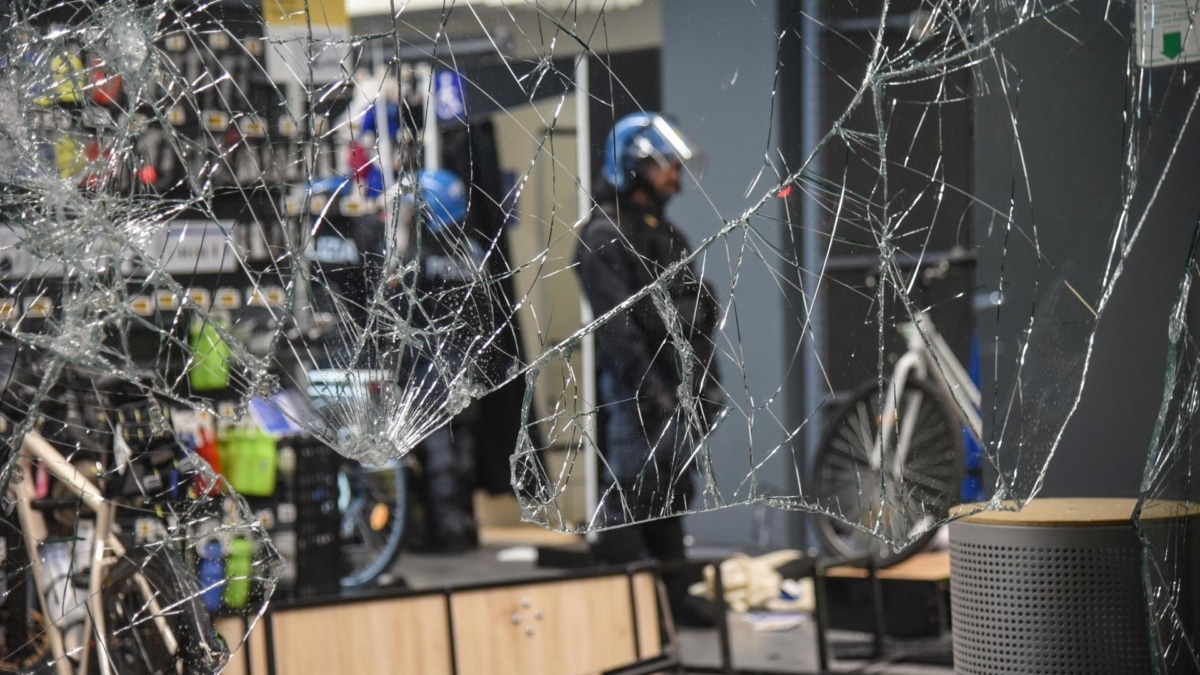 Un comercio saqueado en Milán, tras los disturbios del fin de semana en Milán.