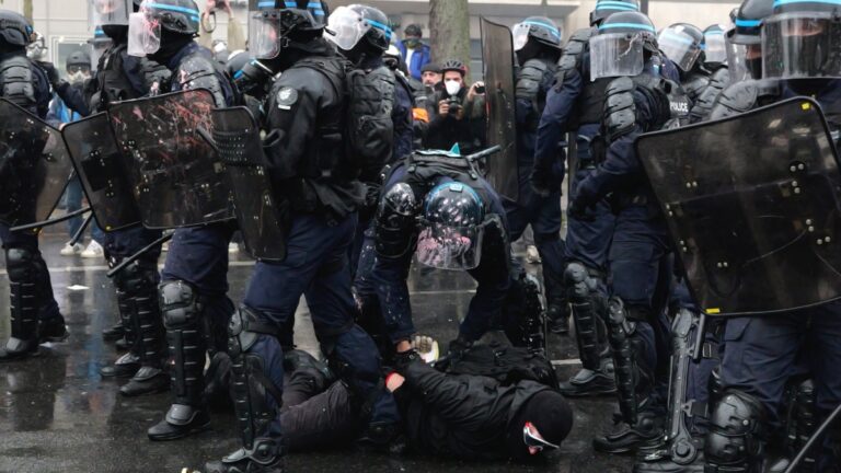 Près de 1 000 personnes arrêtées en France pour les manifestations de ce samedi