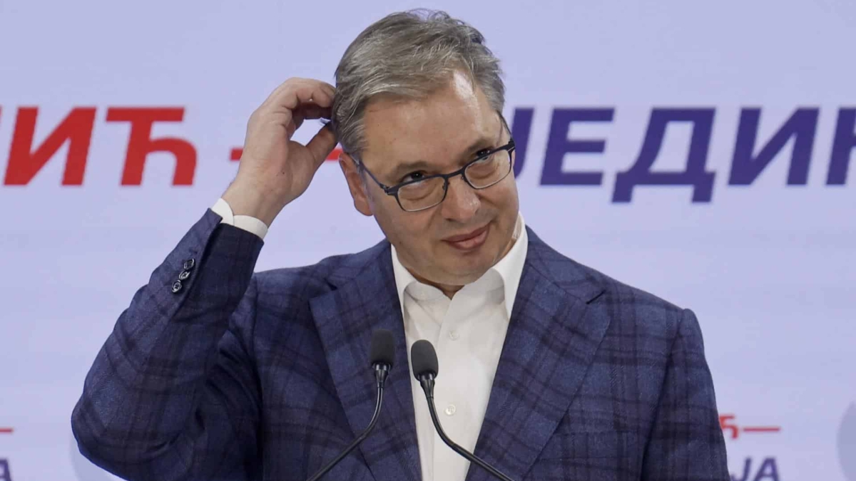 Aleksandar Vucic comparece en Belgrado tras su derrota en las urnas este domingo.