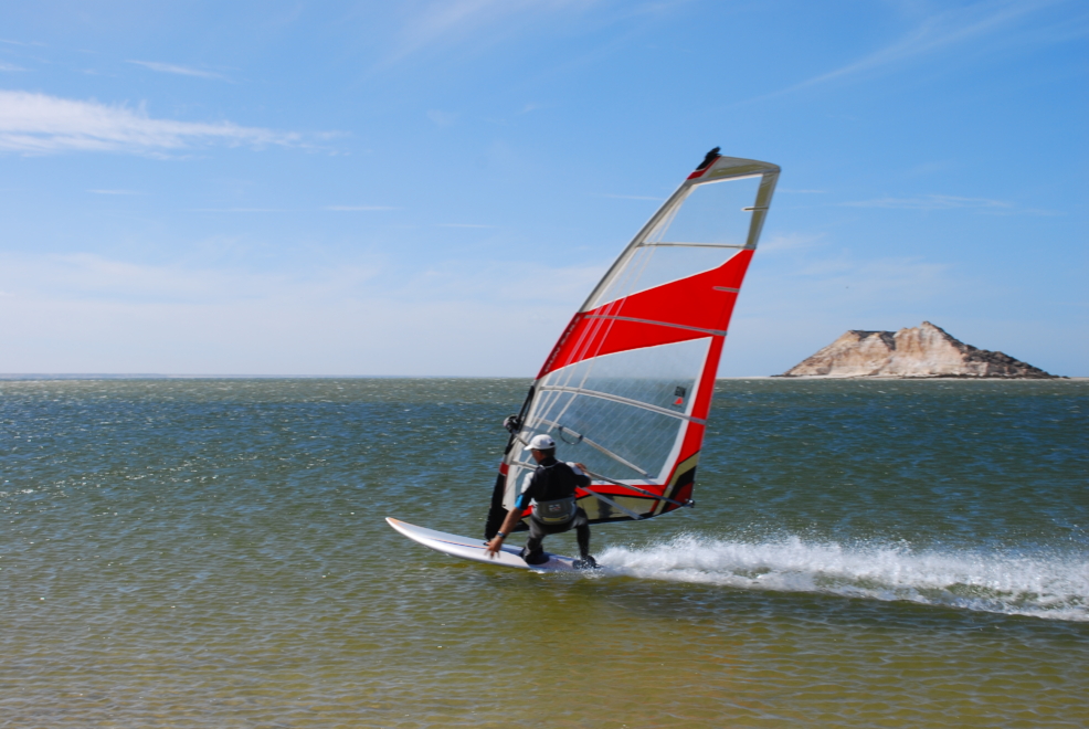 Un touriste pratique la planche à voile sur la côte de Dakhla