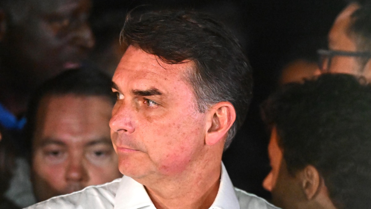 Un juez pide a Flávio Bolsonaro que entregue su pasaporte por riesgo de fuga