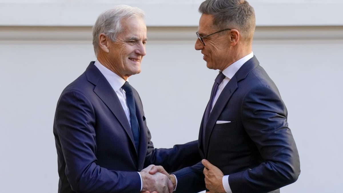 El primer ministro de Noruega, Jonas Gahr Store (i) saluda al presidente de Finlandia, Alexander Stubb, en su último viaje a Oslo, donde se vieron con Zelenski y Witkoff.