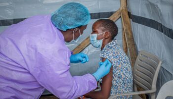 Ebola dépasse les 5 000 morts dans un Congo pris entre le virus et la menace d'une guerre totale
